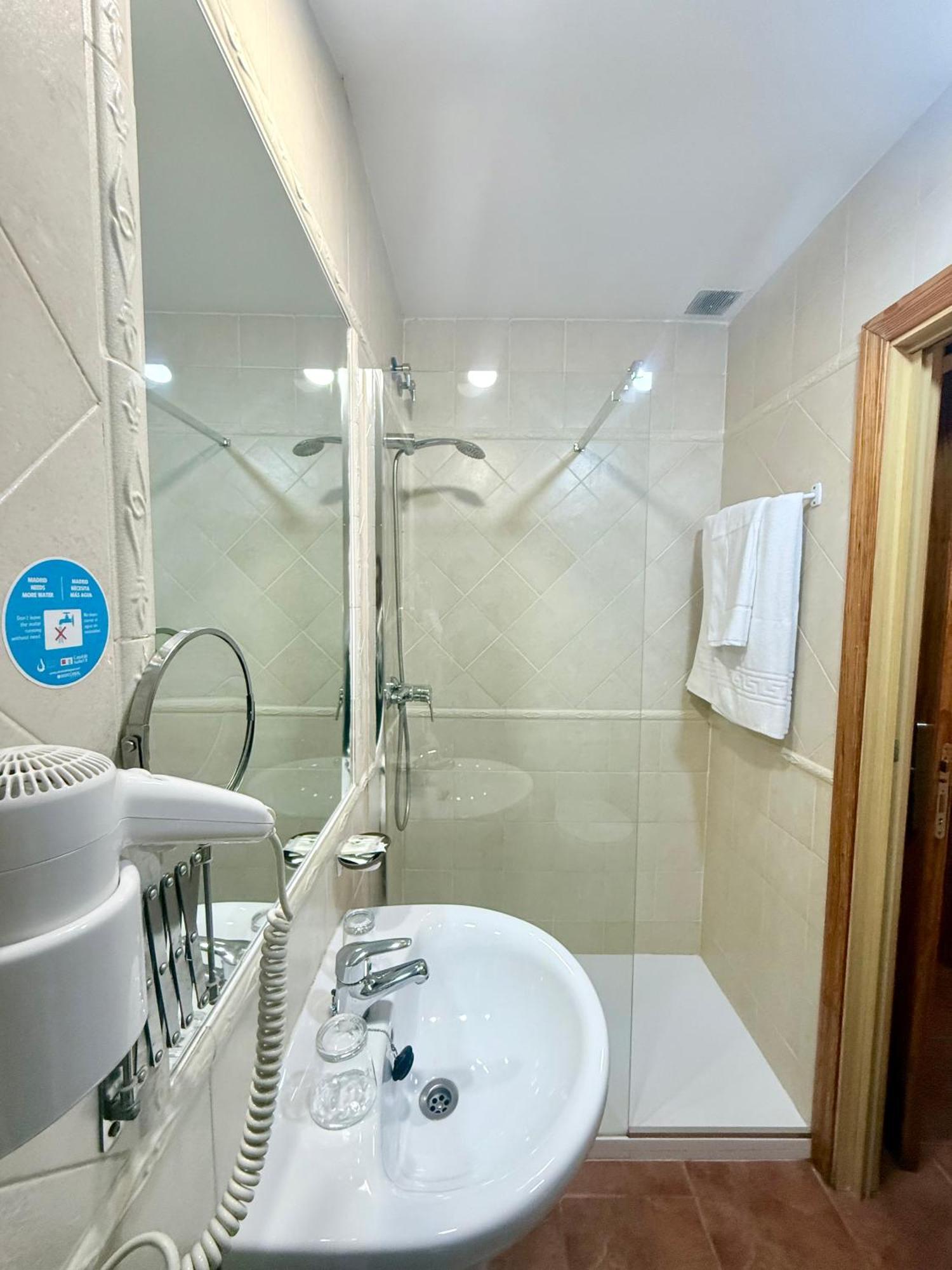 Hostal San Martin San Martín de la Vega Esterno foto
